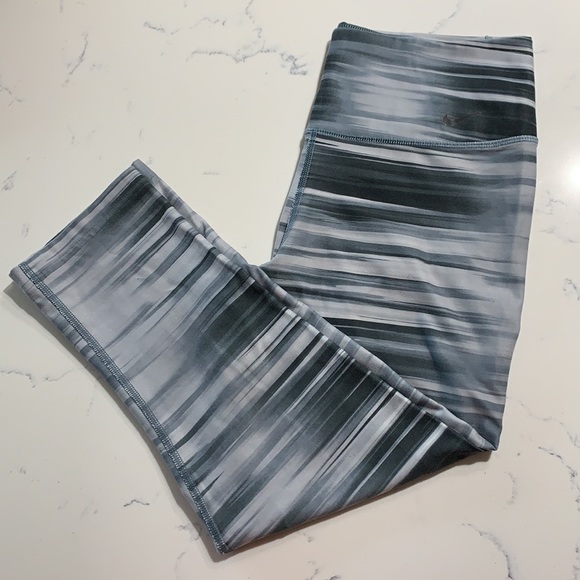 Nike Pants - Nike Legend 2.0 Swift Cropped Print Tights SzS